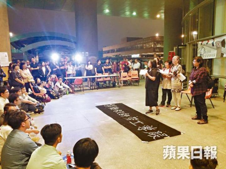■大批師生昨在理大集會,聲援被解僱的9名導師。鄧力行攝■有學生張貼標語,批評理大學店化。 ■大批師生昨在理大集會,聲援被解僱的9名導師。鄧力行攝■有學生張貼標語,批評理大學店化。