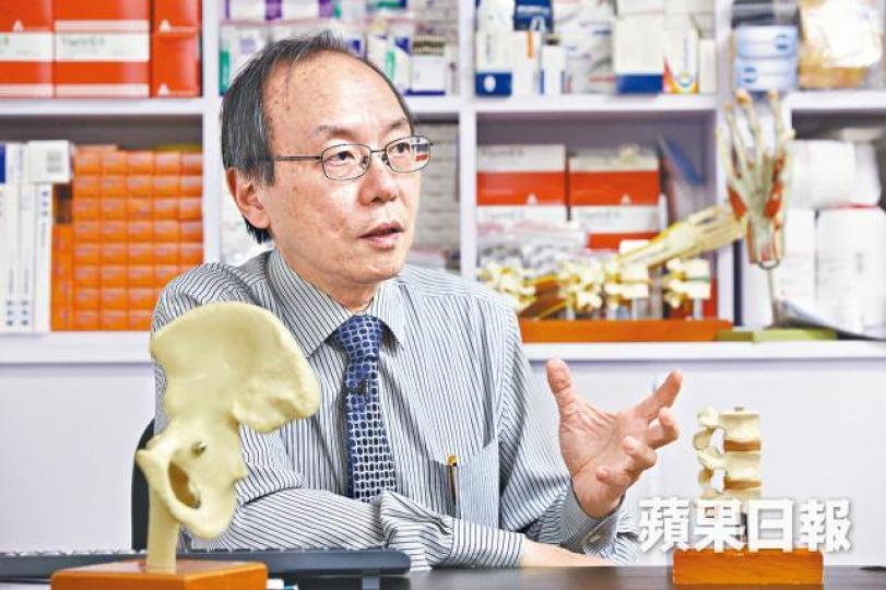 ■潘德鄰醫生講述資助地震傷者情況。黎樹雄攝 ■潘德鄰醫生講述資助地震傷者情況。黎樹雄攝