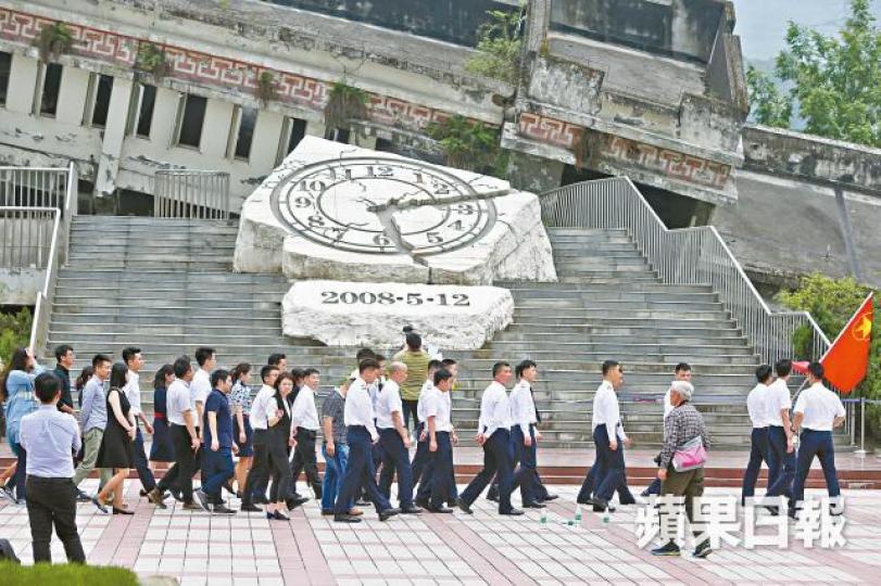 ■映秀地震遺址擺放的時鐘,永遠停留在08年5.12下午2點28分。王子俊攝 ■映秀地震遺址擺放的時鐘,永遠停留在08年5.12下午2點28分。王子俊攝