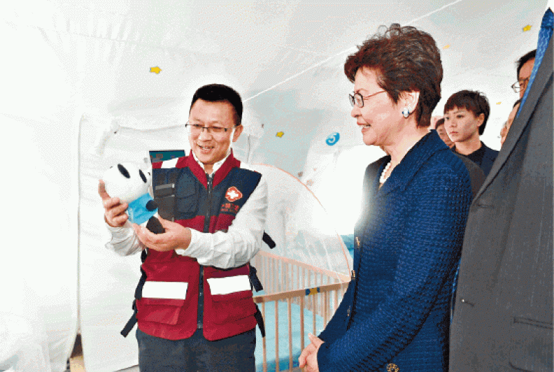 ■林鄭昨在四川參觀災後重建管理學院,與當地人員交流。政府新聞處圖片 ■林鄭昨在四川參觀災後重建管理學院,與當地人員交流。政府新聞處圖片