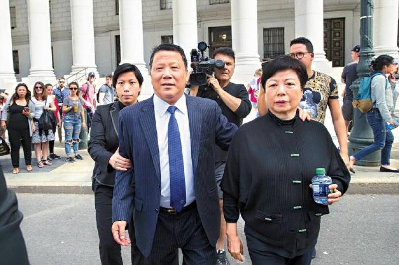 ■吳立勝(前左)與妻離開法院。美聯社 ■吳立勝(前左)與妻離開法院。美聯社