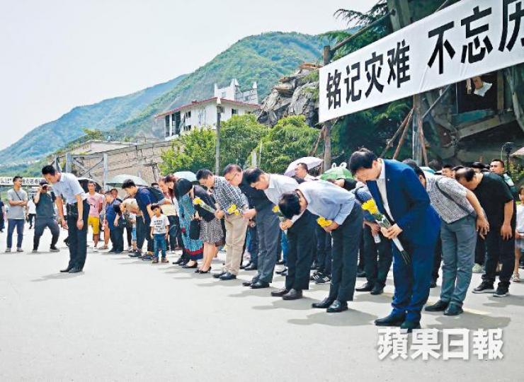 ■群眾昨鞠躬悼念汶川地震死難者。 ■群眾昨鞠躬悼念汶川地震死難者。