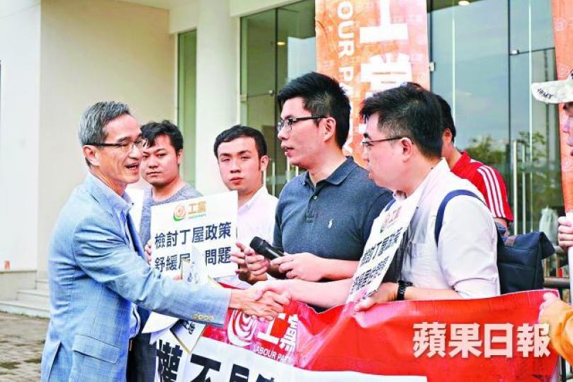 ■工黨昨在鄉議局外向土地小組主席黃遠輝請願,促檢討丁屋政策。 ■工黨昨在鄉議局外向土地小組主席黃遠輝請願,促檢討丁屋政策。