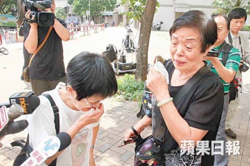 ■死者胞姊及胞妹昨在巴黎閣外聲淚俱下哭訴:「死咗三個鐘頭(先被人發現)咁淒涼,好陰功。」矢言要為至親討回公道。文兆麟攝 ■死者胞姊及胞妹昨在巴黎閣外聲淚俱下哭訴:「死咗三個鐘頭(先被人發現)咁淒涼,好陰功。」矢言要為至親討回公道。文兆麟攝