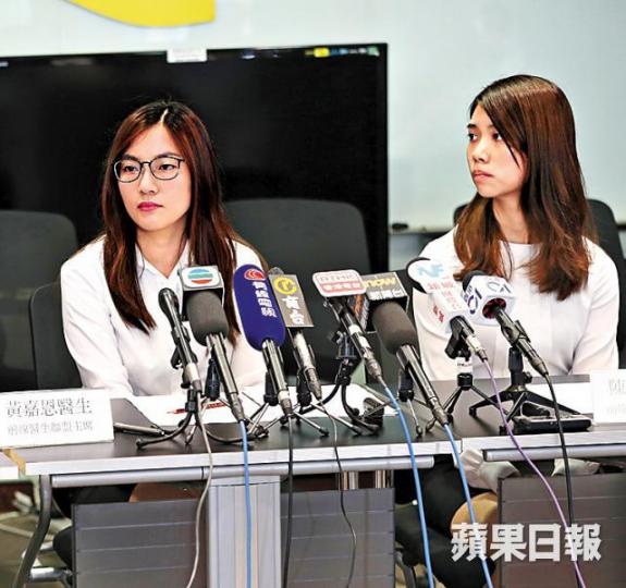 ■前線醫生聯盟昨召開記者會,主席黃嘉恩(左)指醫生責任不應「包底」。易仰民攝 ■前線醫生聯盟昨召開記者會,主席黃嘉恩(左)指醫生責任不應「包底」。易仰民攝