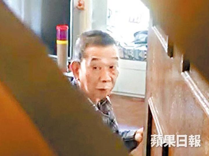 ■死者丈夫前晚徹夜難眠,含淚指「好亂、接受唔到」。■肇事升降機仍被機電署以封條封住。金敏琍攝 ■死者丈夫前晚徹夜難眠,含淚指「好亂、接受唔到」。■肇事升降機仍被機電署以封條封住。金敏琍攝
