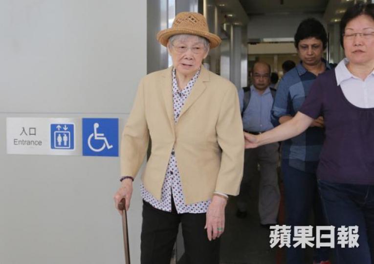 ■內地就好像遺產界KOL「梅媽」覃美金,常常伸手向你「尋」與「美金」掛勾的港元,貪得無厭。 ■內地就好像遺產界KOL「梅媽」覃美金,常常伸手向你「尋」與「美金」掛勾的港元,貪得無厭。