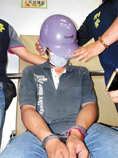 ■郭濬毅涉嫌殺害3名親屬,被鎖上手銬移送法辦。台灣《蘋果日報》■家中網絡攝影機拍下李胡木哖的最後身影。■死者家屬在殮房等候認屍。■郭濬毅殺人後被拍到翌日如常出門。 ■郭濬毅涉嫌殺害3名親屬,被鎖上手銬移送法辦。台灣《蘋果日報》■家中網絡攝影機拍下李胡木哖的最後身影。■死者家屬在殮房等候認屍。■郭濬毅殺人後被拍到翌日如常出門。