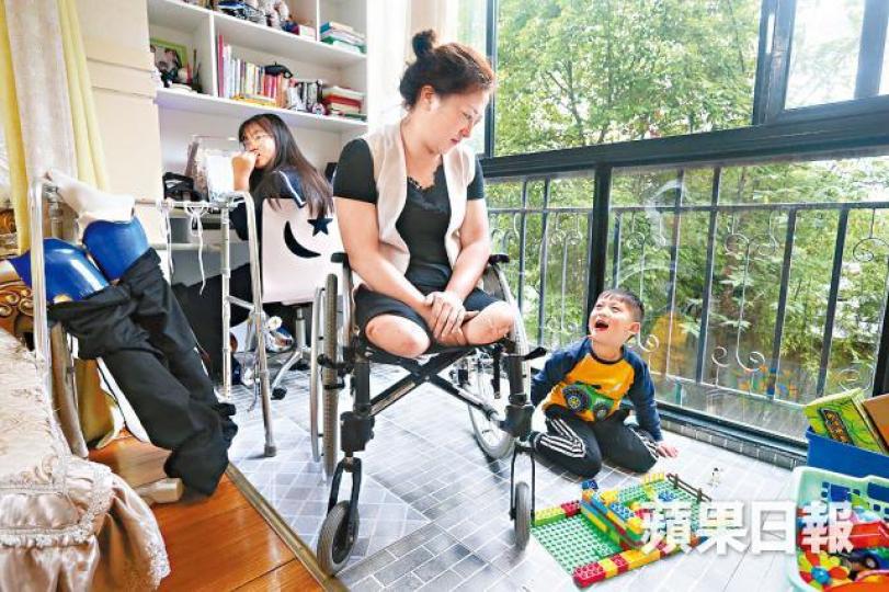 ■失去雙腿的楊蘭與大女及兒子一家樂融融。王子俊攝 ■失去雙腿的楊蘭與大女及兒子一家樂融融。王子俊攝