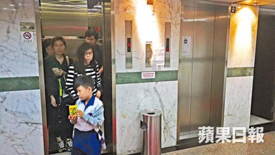 ■利美大廈2號升降機已停止服務3個月,居民只能使用1號升降機出入。張軍攝【搭客心聲】■陳先生曾遇上升降機由10樓急墜至8樓,形容如玩跳樓機。【搭客心聲】■黃小姐的小孩在利美大廈5樓補習,表示絕不讓孩子搭2號升降機。 ■利美大廈2號升降機已停止服務3個月,居民只能使用1號升降機出入。張軍攝【搭客心聲】■陳先生曾遇上升降機由10樓急墜至8樓,形容如玩跳樓機。【搭客心聲】■黃小姐的小孩在利美大廈5樓補習,表示絕不讓孩子搭2號升降機。