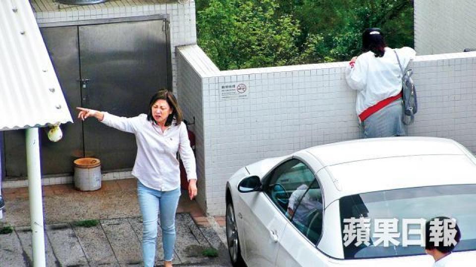 ■兩名女事主在場協助調查。劉永明攝 ■兩名女事主在場協助調查。劉永明攝