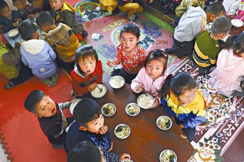 ■北韓幼兒園現仍接受世界糧食計劃署的糧食援助。美聯社■美國總統特朗普據報想北韓一年內去核,而不只是停試射彈道導彈和核試。 ■北韓幼兒園現仍接受世界糧食計劃署的糧食援助。美聯社■美國總統特朗普據報想北韓一年內去核,而不只是停試射彈道導彈和核試。