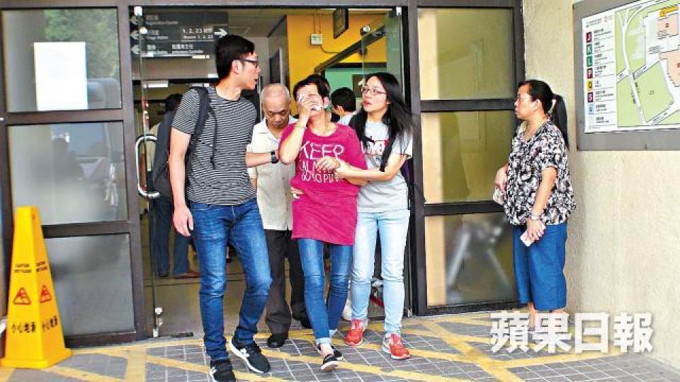 ■死者家人離開醫院時掩面痛哭。張培生攝■大昌行主任墮樓倒地,送院後不治。 ■死者家人離開醫院時掩面痛哭。張培生攝■大昌行主任墮樓倒地,送院後不治。