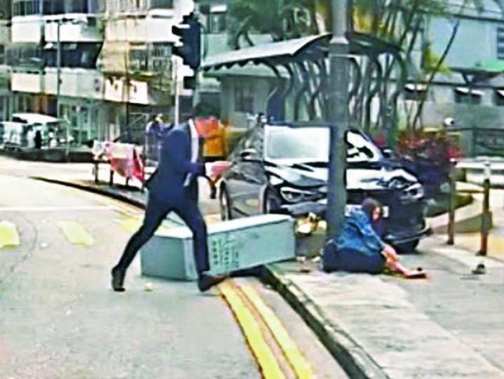 ■3月中穎楠在葵涌遇車禍,為保護懷中女兒被撞斷腳。 ■3月中穎楠在葵涌遇車禍,為保護懷中女兒被撞斷腳。