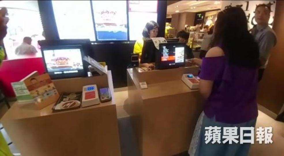 ■放在收銀櫃枱的捐款箱被偷走。 ■放在收銀櫃枱的捐款箱被偷走。