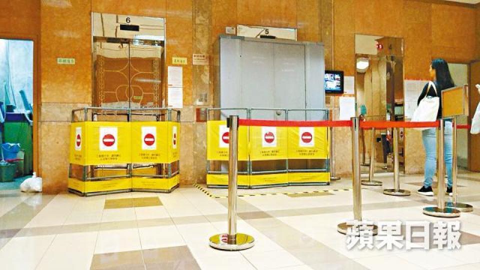 ■海灣花園發生升降機衝槽頂意外後,三部升降機只餘一部運作。周子惇攝 ■海灣花園發生升降機衝槽頂意外後,三部升降機只餘一部運作。周子惇攝