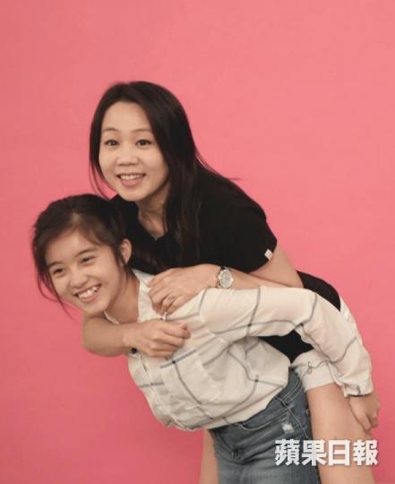 14歲的Hazel(左)細心又獨立,是媽媽Wing(右)的傾訴對象;女兒卻因體諒媽媽辛勞,有時不敢透露不開心的事。(江俊豪攝)原本對紋身反感的Heidy(右),尊重女兒Nicole(左)當紋身師的選擇,後來更為她而自豪。(江俊豪攝)母女玩真心話遊戲,發掘彼此的另一面。(江俊豪攝) 14歲的Hazel(左)細心又獨立,是媽媽Wing(右)的傾訴對象;女兒卻因體諒媽媽辛勞,有時不敢透露不開心的事。(江俊豪攝)原本對紋身反感的Heidy(右),尊重女兒Nicole(左)當紋身師的選擇,後來更為她而自豪。(江俊豪攝)母女玩真心話遊戲,發掘彼此的另一面。(江俊豪攝)