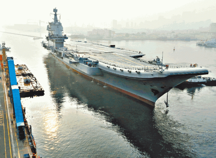 ■國產航母離開大連造船廠碼頭海試。路透社海軍大校來奕軍 ■國產航母離開大連造船廠碼頭海試。路透社海軍大校來奕軍