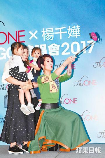 ■千嬅與兩個媽咪級粉絲及她們的囡囡玩自拍。■千嬅為小妹妹紮辮,她笑說小妹妹是接受體罰。 ■千嬅與兩個媽咪級粉絲及她們的囡囡玩自拍。■千嬅為小妹妹紮辮,她笑說小妹妹是接受體罰。