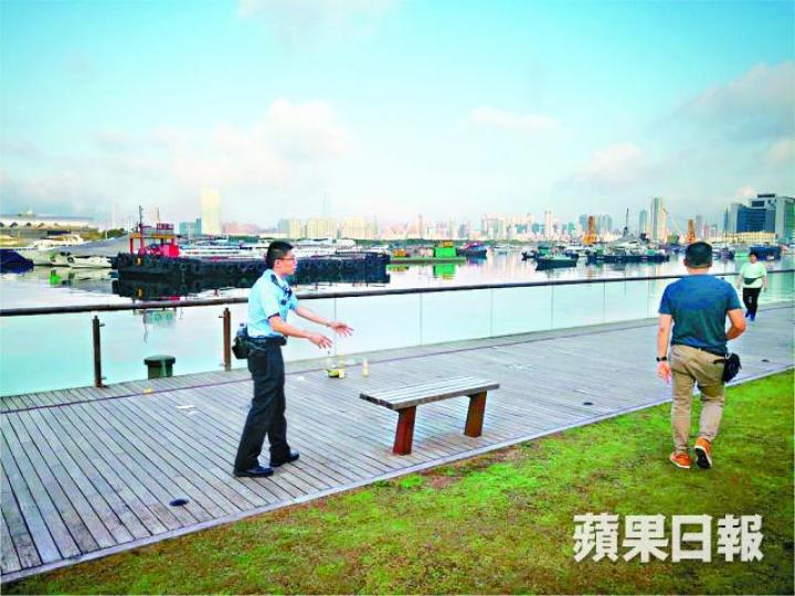 ■警員到場調查涉案的公園凳。 ■警員到場調查涉案的公園凳。