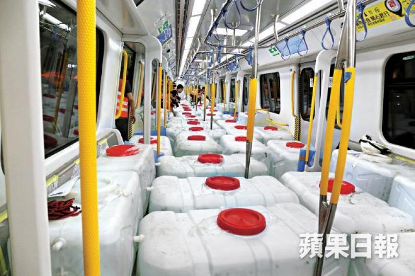 ■沙中綫新列車須接受負載測試,以水馬模擬載3,000人重量情況。江寶龍攝■韓製新列車由12卡變9卡,載客量大減。 ■沙中綫新列車須接受負載測試,以水馬模擬載3,000人重量情況。江寶龍攝■韓製新列車由12卡變9卡,載客量大減。