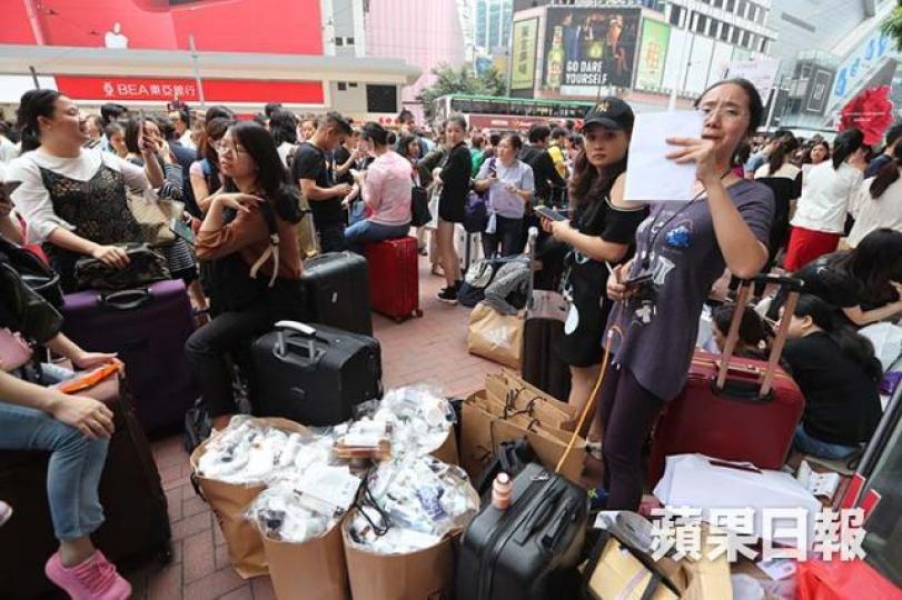 ■百貨公司大減價,內地購物客逼爆銅鑼灣。 資料圖片 ■百貨公司大減價,內地購物客逼爆銅鑼灣。 資料圖片