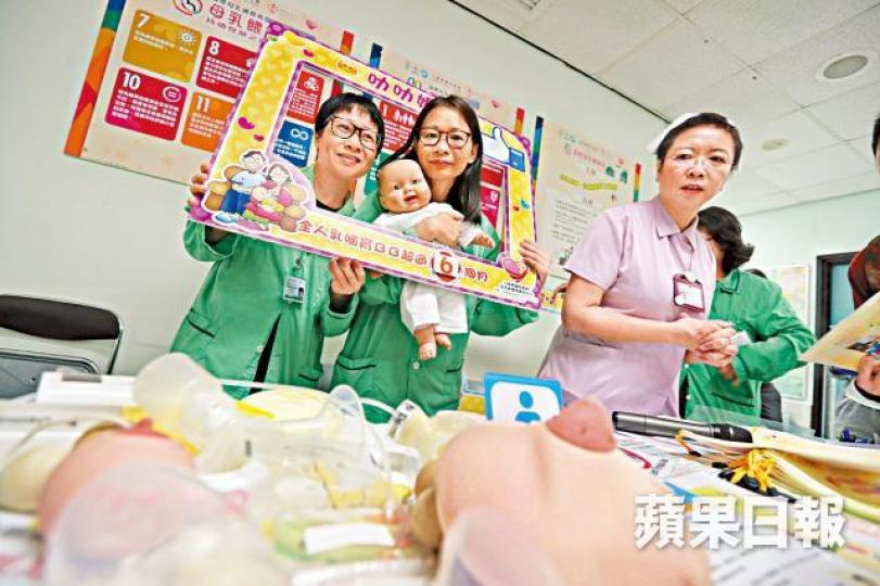 ■聯合醫院設諮詢站,由護士和義工專門解答準媽媽有關母乳餵哺的問題。謝榮耀攝 ■聯合醫院設諮詢站,由護士和義工專門解答準媽媽有關母乳餵哺的問題。謝榮耀攝