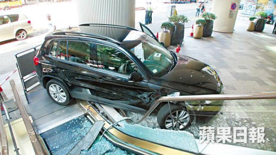 ■四驅車撞毀酒店扶手電梯,玻璃碎片散滿一地。簡明恩攝 ■四驅車撞毀酒店扶手電梯,玻璃碎片散滿一地。簡明恩攝