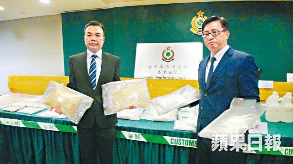 ■海關展示冰毒淨化前後外貌,原本的冰毒呈黃色(左),「美容」後變為白色(右)。■離心機可在淨化過程中將多餘水份與冰毒分開。 ■海關展示冰毒淨化前後外貌,原本的冰毒呈黃色(左),「美容」後變為白色(右)。■離心機可在淨化過程中將多餘水份與冰毒分開。
