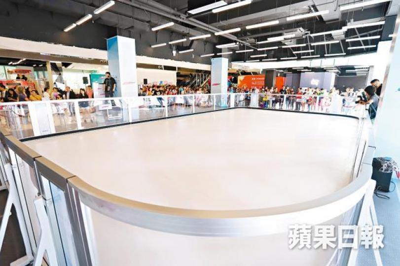 ■We Go Mall商場設可移動冰場,面積僅約1,000方呎。譚德潤攝■商場最快第三季尾正式開業,主打民生舖。 ■We Go Mall商場設可移動冰場,面積僅約1,000方呎。譚德潤攝■商場最快第三季尾正式開業,主打民生舖。