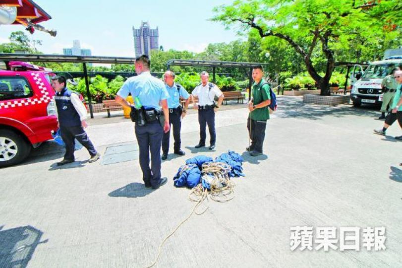 ■警員將切割成5份的直幡帶落山,再交漁護署人員處理。 ■警員將切割成5份的直幡帶落山,再交漁護署人員處理。
