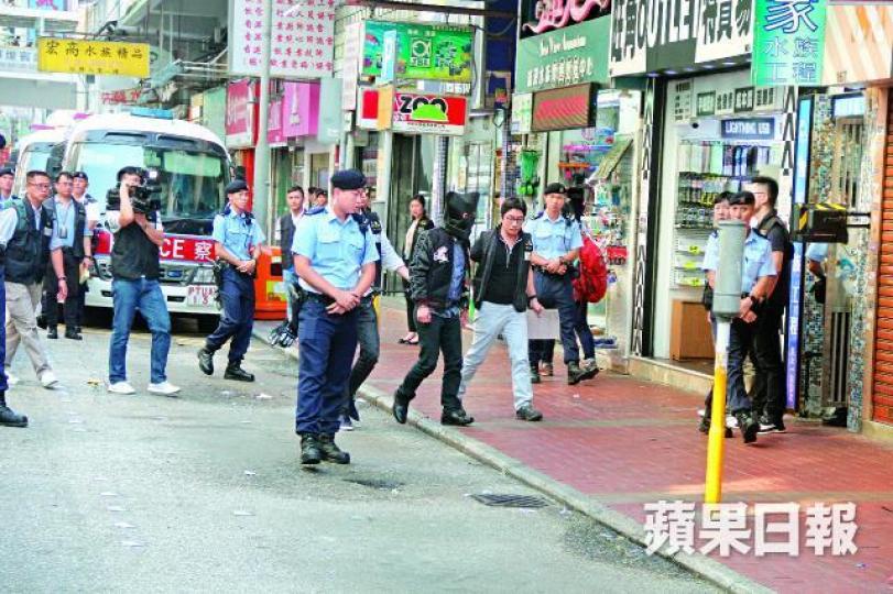 ■警員昨將其中一名疑犯押返旺角的兇案現場重組案情。徐雲庭攝■另一疑犯被蒙頭帶返現場調查。黃耀興攝 ■警員昨將其中一名疑犯押返旺角的兇案現場重組案情。徐雲庭攝■另一疑犯被蒙頭帶返現場調查。黃耀興攝