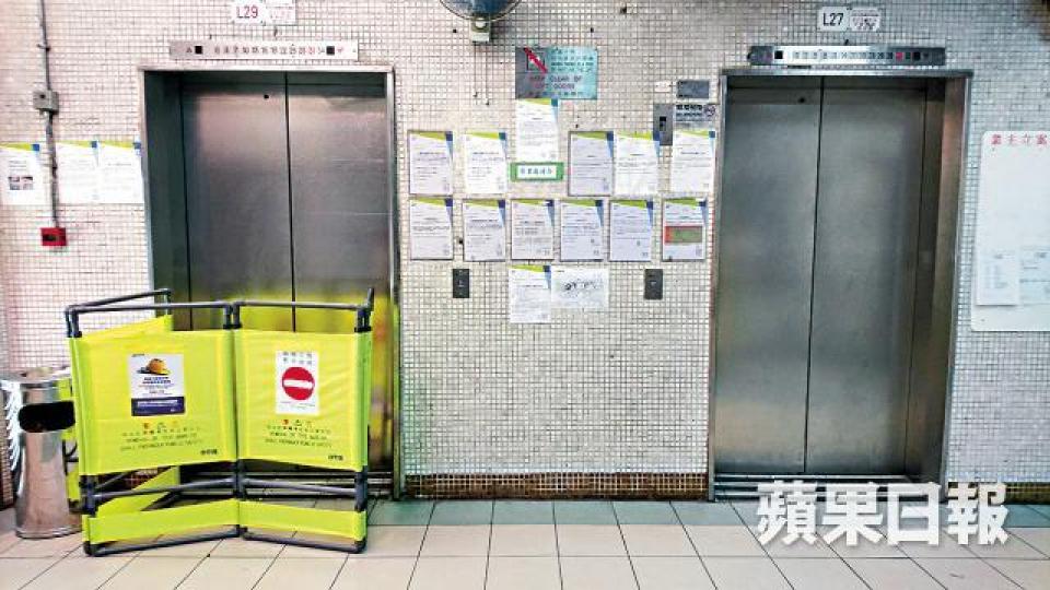 ■天美樓昨有一部升降機被圍封待修。周子惇攝 ■天美樓昨有一部升降機被圍封待修。周子惇攝