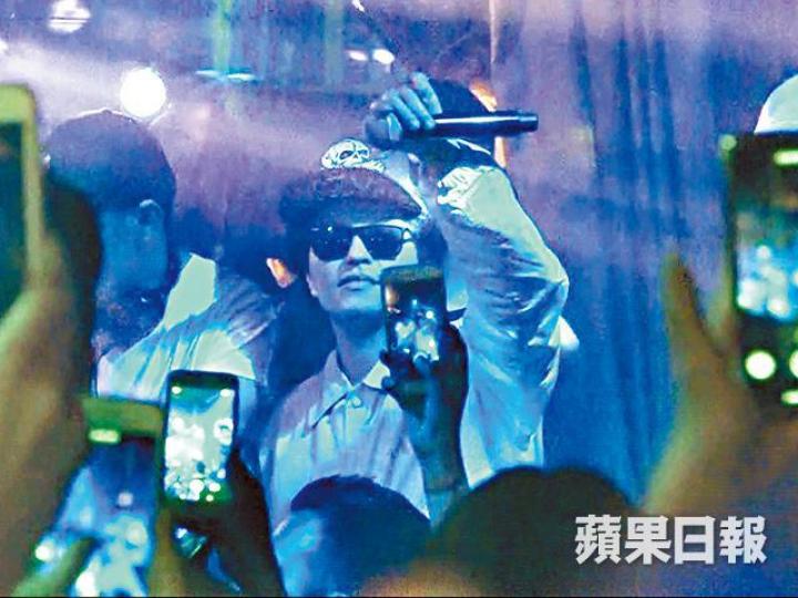 【老蘭開P】■Bruno前晚完騷後小休四粒鐘,於凌晨出巡蘭桂坊開P。DV圖片【亞博晒料】■Bruno前晚在亞博開騷,大晒廣東話「我愛你」,令一班港女粉絲High爆。【上台再唱】■Bruno站上DJ台時全場起哄,他唱了四首歌的medley令粉絲high爆。DV圖片【猷亨陪玩】■超蓮和猷亨為見Bruno一面,昨凌晨到夜店追星。DV圖片【匿埋密斟】■夜店老闆楊其龍(右)親到VIP房招待Bruno,兩人密密咬耳仔。DV圖片■(右起)阿Sa、祖兒、超蓮和楊其龍出席派對,可以跟Bruno見面開心到笑騎騎。■ 【老蘭開P】■Bruno前晚完騷後小休四粒鐘,於凌晨出巡蘭桂坊開P。DV圖片【亞博晒料】■Bruno前晚在亞博開騷,大晒廣東話「我愛你」,令一班港女粉絲High爆。【上台再唱】■Bruno站上DJ台時全場起哄,他唱了四首歌的medley令粉絲high爆。DV圖片【猷亨陪玩】■超蓮和猷亨為見Bruno一面,昨凌晨到夜店追星。DV圖片【匿埋密斟】■夜店老闆楊其龍(右)親到VIP房招待Bruno,兩人密密咬耳仔。DV圖片■(右起)阿Sa、祖兒、超蓮和楊其龍出席派對,可以跟Bruno見面開心到笑騎騎。■