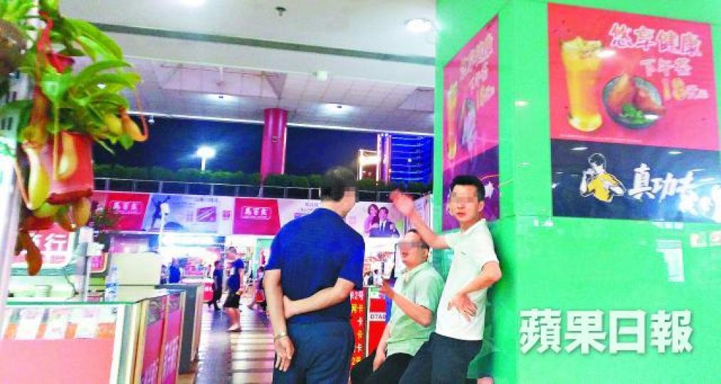 ■數名被指為找換店幕後老闆的男子昨晚返回檔口商量。 ■數名被指為找換店幕後老闆的男子昨晚返回檔口商量。