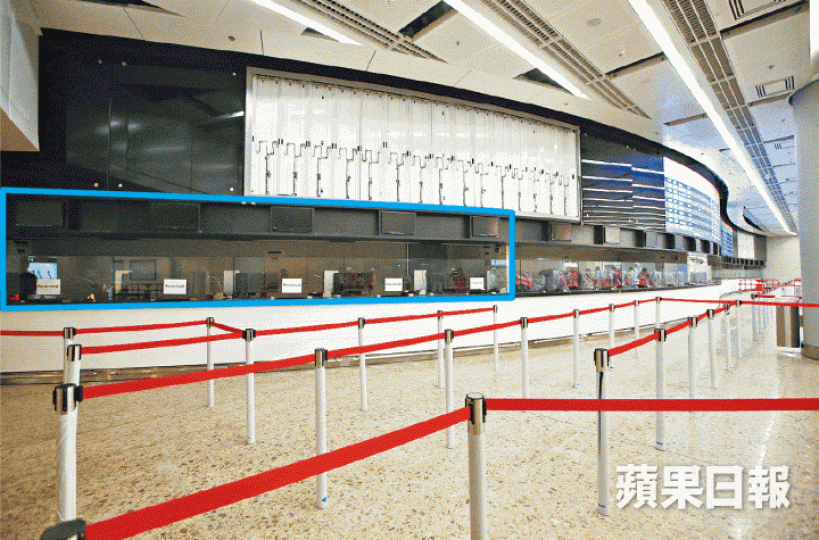 ■高鐵西九龍站已預留五個櫃枱(藍框示)予內地營運商發售非來往香港車票,但或需收手續費。陳善南攝 ■高鐵西九龍站已預留五個櫃枱(藍框示)予內地營運商發售非來往香港車票,但或需收手續費。陳善南攝
