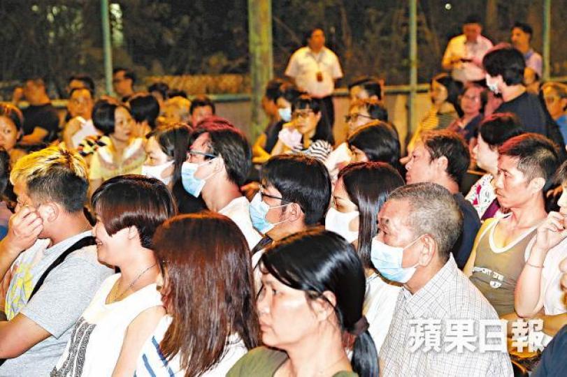 ■女死者的五名家人戴口罩出席居民大會。馬耀文攝 ■女死者的五名家人戴口罩出席居民大會。馬耀文攝