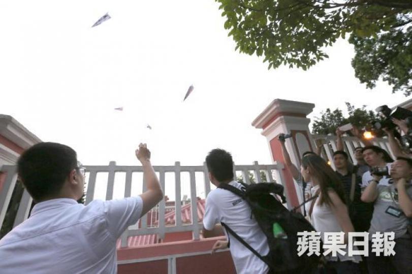■蘇嘉豪當日將遊行單張摺成紙飛機,擲進澳門禮賓府。 ■蘇嘉豪當日將遊行單張摺成紙飛機,擲進澳門禮賓府。