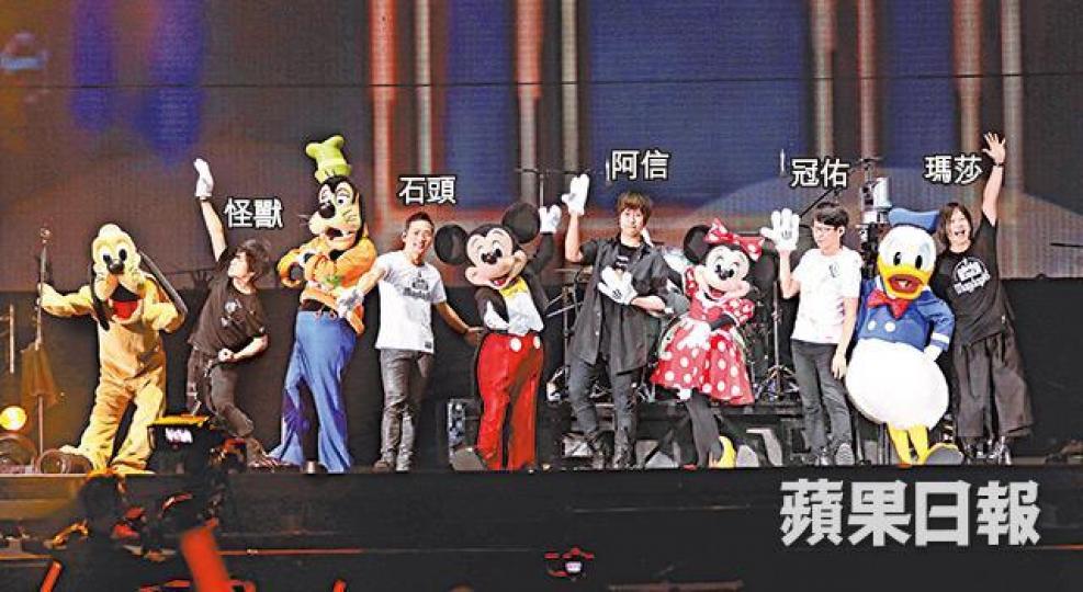 ■五月天前晚同一班迪士尼人物喺台上互動,場面熱鬧。■阿信(左)呼籲五迷返到屋企要同媽媽講一句話。 ■五月天前晚同一班迪士尼人物喺台上互動,場面熱鬧。■阿信(左)呼籲五迷返到屋企要同媽媽講一句話。