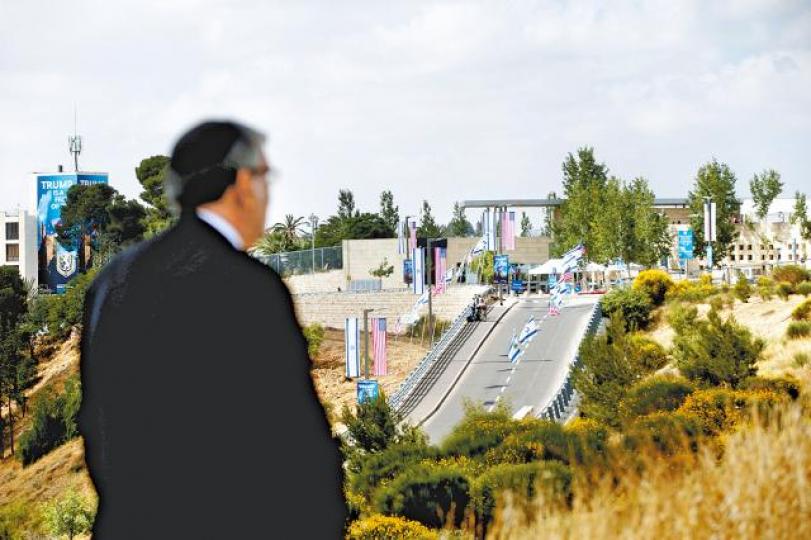 ■一人遠望通向美國駐耶路撒冷大使館的道路。路透社 ■一人遠望通向美國駐耶路撒冷大使館的道路。路透社