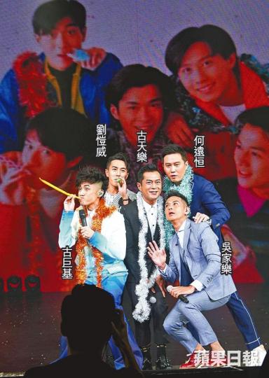 ■新五虎前晚在紅館「合體」,按舊照重擺當年的甫士再影相留念,十分有默契。■基仔前晚帶領其他四虎到台邊跟觀眾握手,炒熱現場氣氛。■Mani昨午拜神時,慰問基仔頸傷情況。 ■新五虎前晚在紅館「合體」,按舊照重擺當年的甫士再影相留念,十分有默契。■基仔前晚帶領其他四虎到台邊跟觀眾握手,炒熱現場氣氛。■Mani昨午拜神時,慰問基仔頸傷情況。