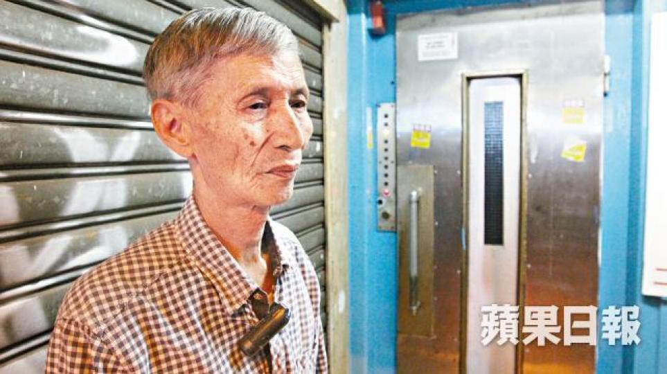 ■王先生指大昌大廈早年入伙時是高尚住宅。張軍攝 ■王先生指大昌大廈早年入伙時是高尚住宅。張軍攝