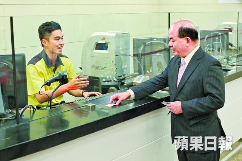 ■港鐵車務營運總管李聖基昨示範買票程序。 ■港鐵車務營運總管李聖基昨示範買票程序。
