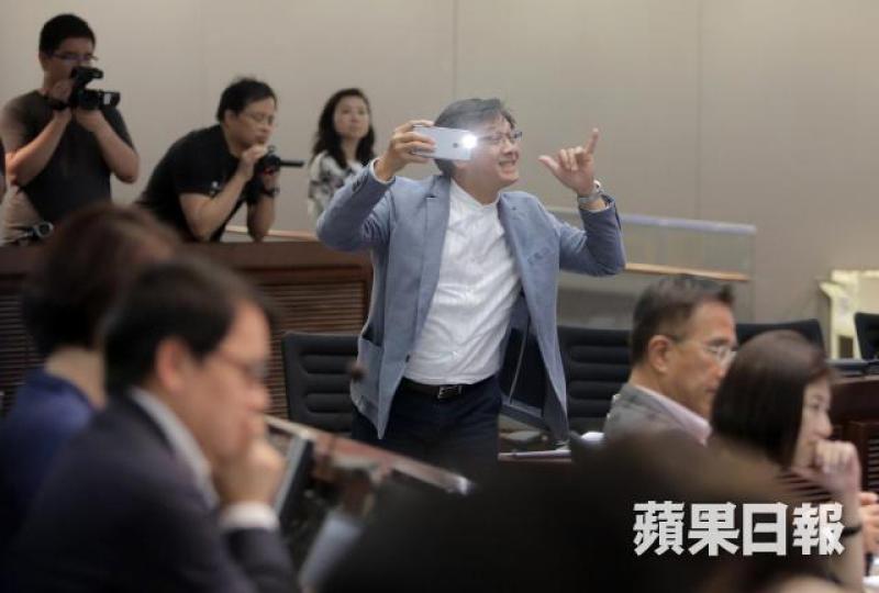 何君堯 何君堯