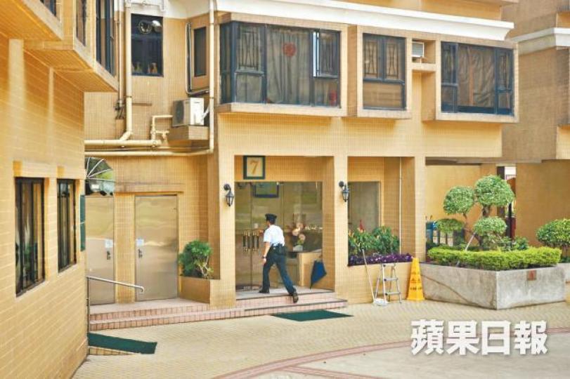 ■警方到場調查男嬰猝死原因。張家豪攝 ■警方到場調查男嬰猝死原因。張家豪攝