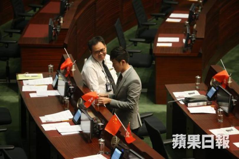 ■鄭松泰曾將建制派議員的五星旗及區旗倒插。 ■鄭松泰曾將建制派議員的五星旗及區旗倒插。