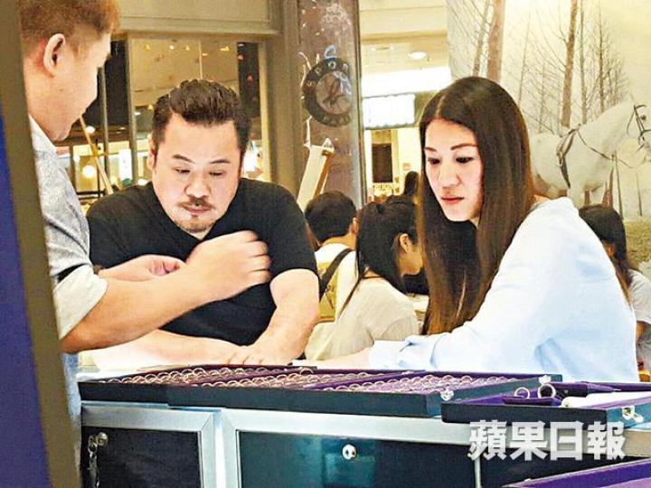 【精選戒指】■韋家雄和女友前日去了婚紗展選婚戒。【笑容一致】■雖然拍拖不夠半年，但韋家雄已認定女友準備結婚。■葉翠翠和韋家雄拍攝《4 in Love》時，曾傳出緋聞。劇照■曾跟陳嘉嘉拍拖三年的韋家雄，最後因女方父母反對而分手。資料圖片■韋家輝（左）和弟韋家雄一個是金牌編劇，一個是綠葉王。資料圖片■韋家雄（左）2015年憑《梟雄》奪台慶最佳男配角獎。劇照■前年韋家雄搭港鐵時，眼見一名女子被一中年男子偷拍即時喝叱。資料圖片