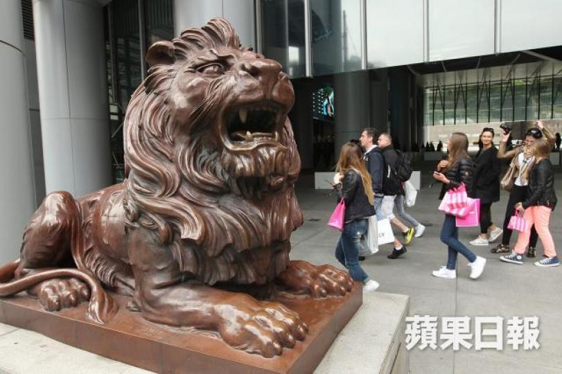 ■滙控股息率5.1厘,兼每季派息,最啱用嚟送畀父母作養老金。 資料圖片 ■滙控股息率5.1厘,兼每季派息,最啱用嚟送畀父母作養老金。 資料圖片