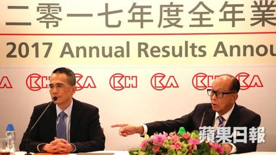 ■李澤鉅(左)由李嘉誠親自培訓,確實是接班人不二之選,但股東還是不禁要問「準備好未?」。資料圖片 ■李澤鉅(左)由李嘉誠親自培訓,確實是接班人不二之選,但股東還是不禁要問「準備好未?」。資料圖片