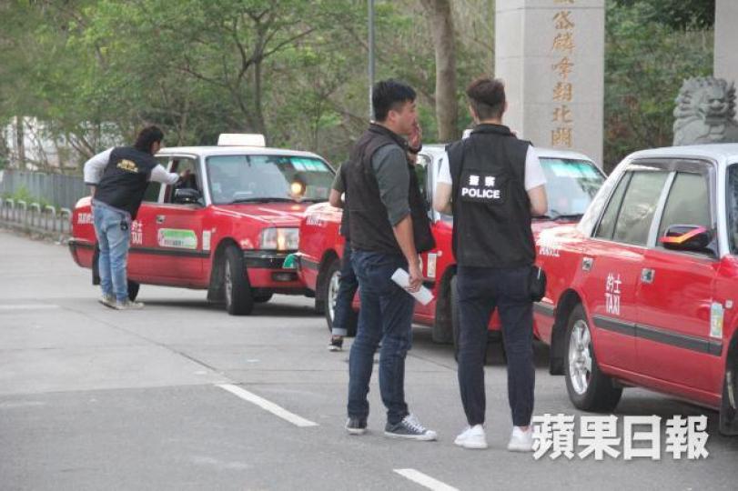 ■反黑探員就到場調查同視察,的士站閘口仲有多位軍裝警員駐守,霎時間都再見唔到有的士打尖。 ■反黑探員就到場調查同視察,的士站閘口仲有多位軍裝警員駐守,霎時間都再見唔到有的士打尖。